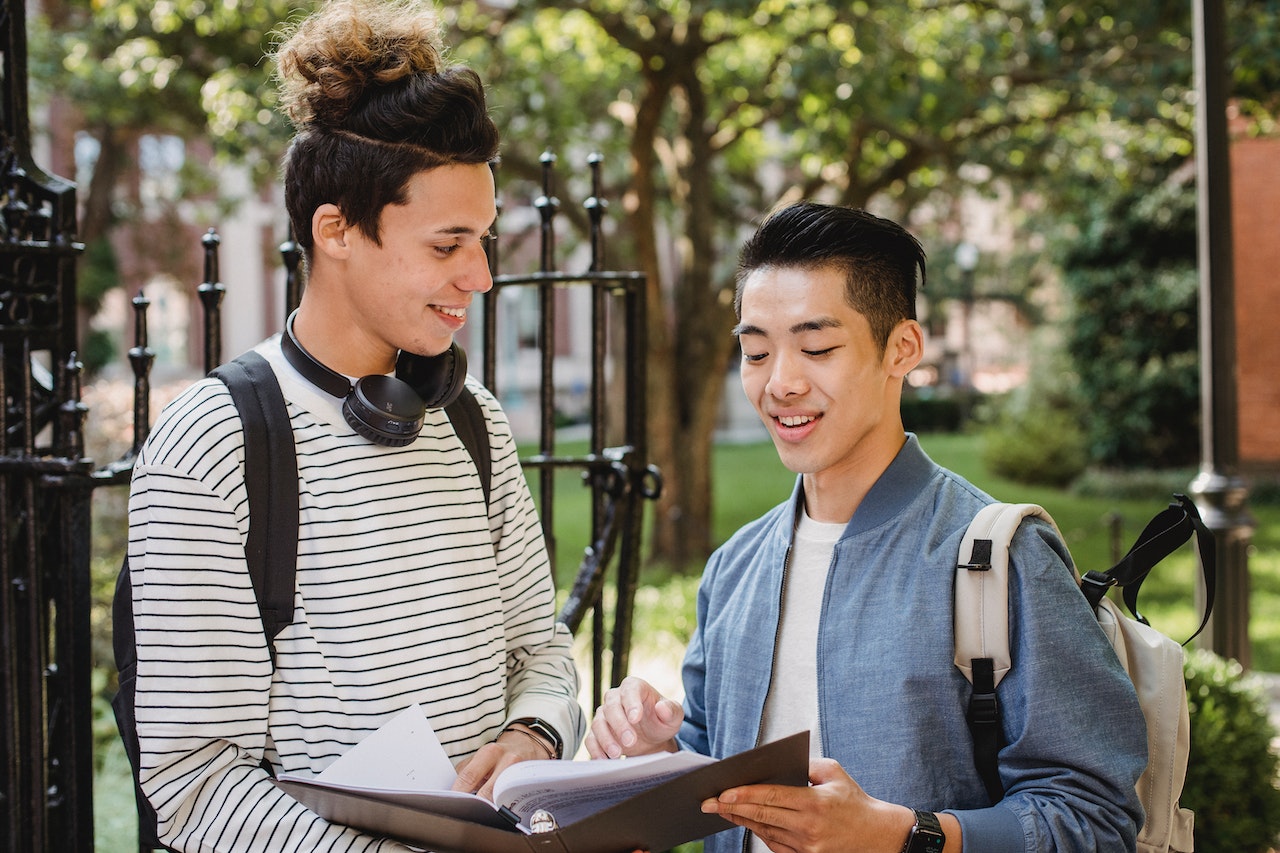 Zwei Studenten mit Ordner