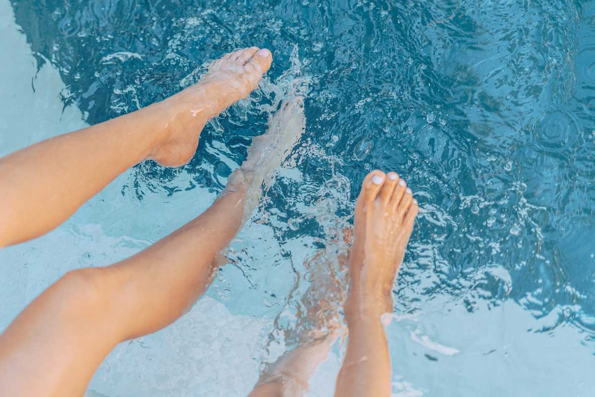 Füße im Wasser