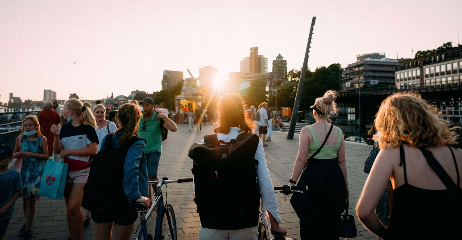 Menschen im Sonnenuntergang an der Elbe