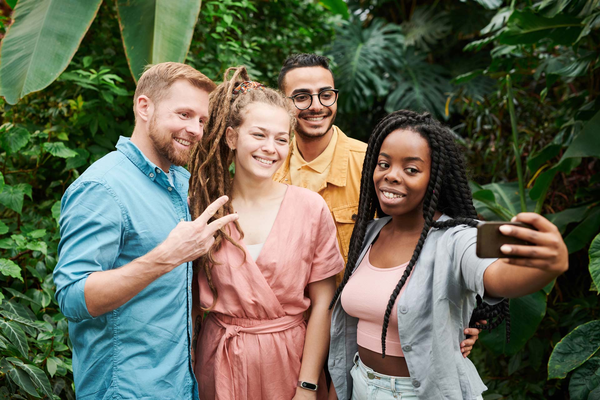 Vier junge Menschen machen ein Selfie
