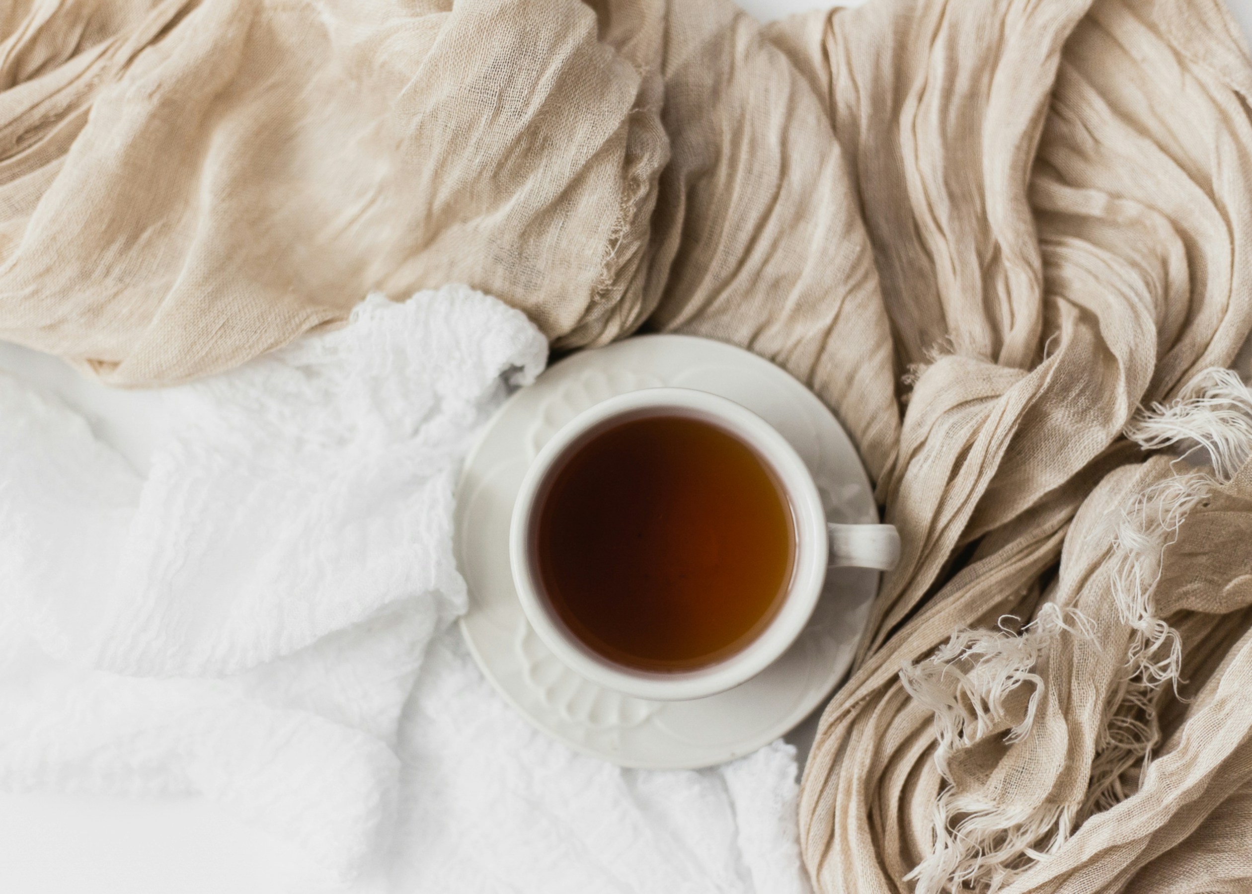 Füße mit grüner Tasse