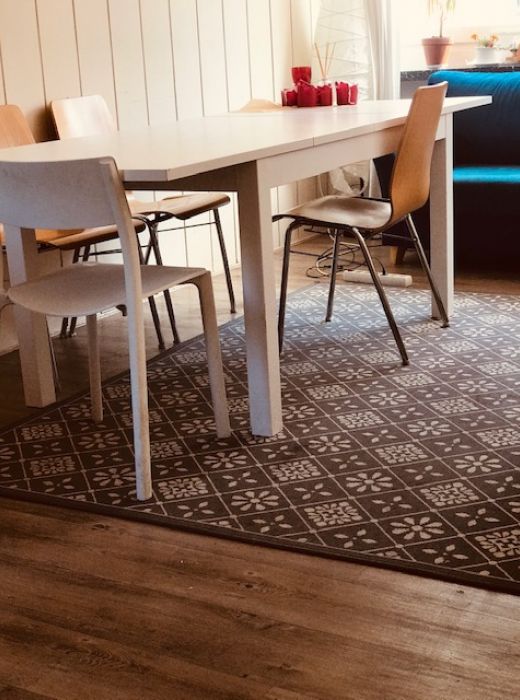 Studentenwohnheime-Hamburg Überseekolleg Tisch mit Stühlen