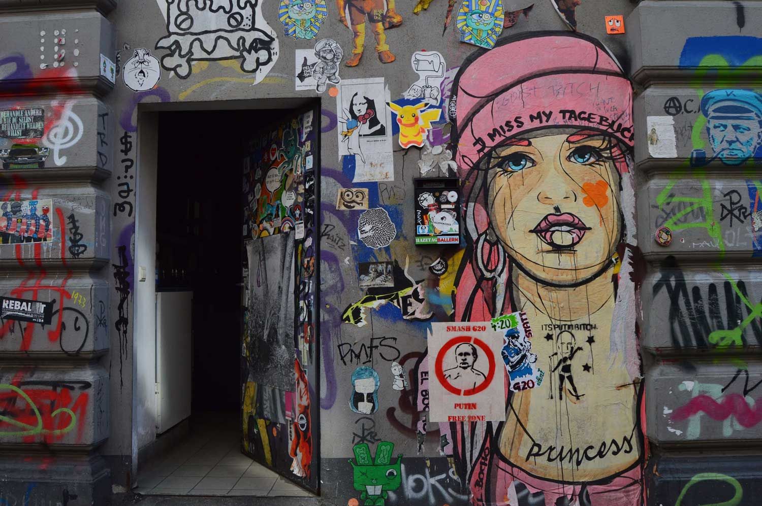 Graffiti von einem Mädchen an Hauswand
