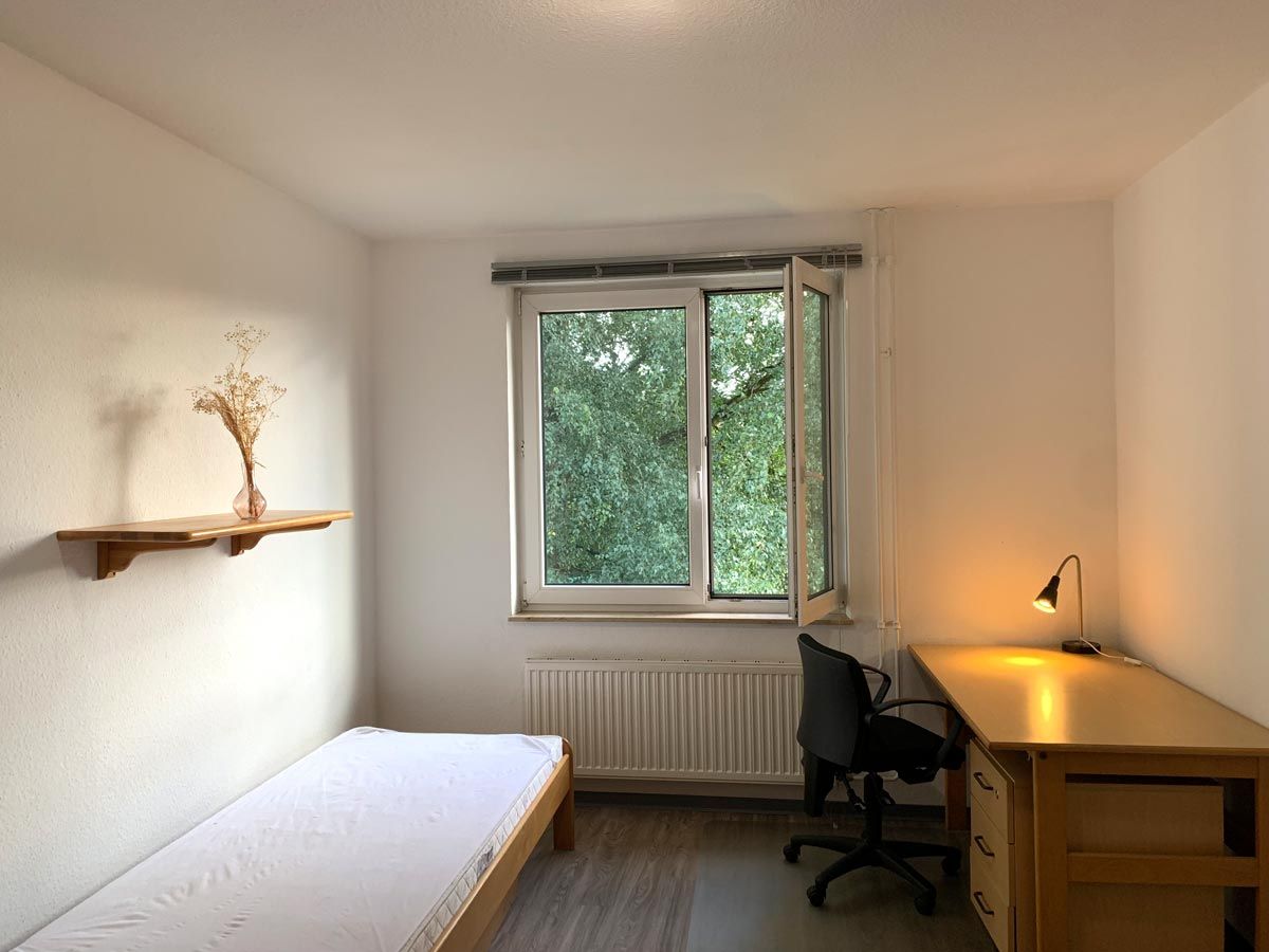 Leeres Zimmer mit Bett und Schreibtisch