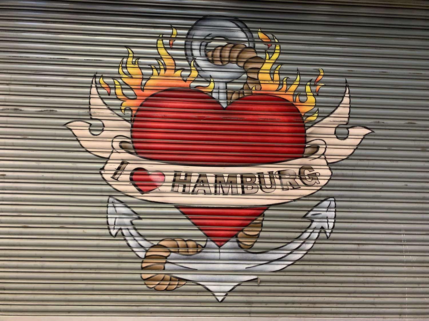 Graffiti mit Herz und Anker an einer Garage